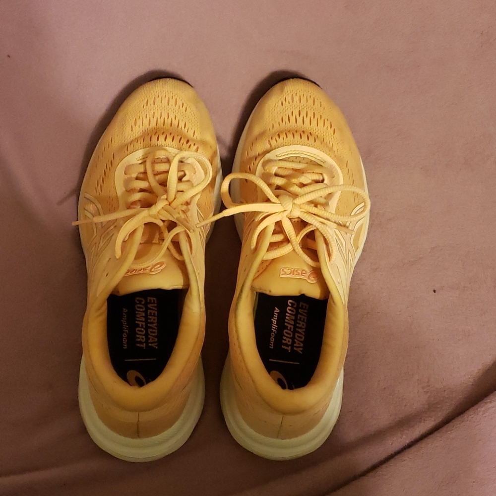 Barely worn asic gel nimbus. Peach in color.